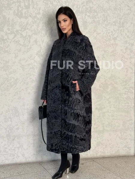 Длинная шуба из каракуля в цвете графит - фото 6