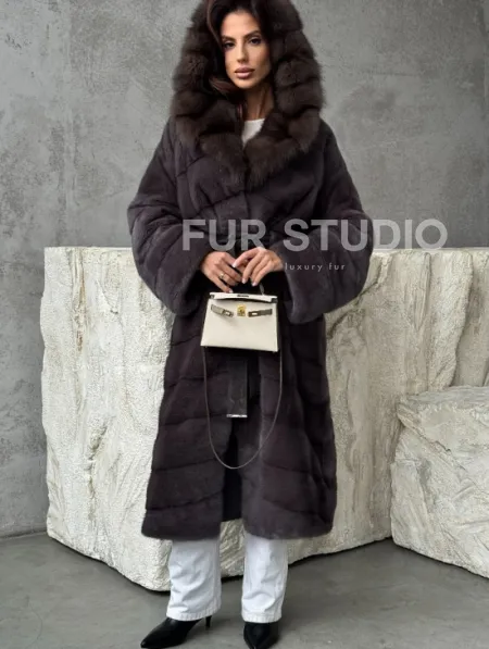 Шуба норковая графитовый ирис с капюшоном куницы - фото 3