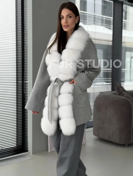Серое пальто с меховым воротником - фото 10