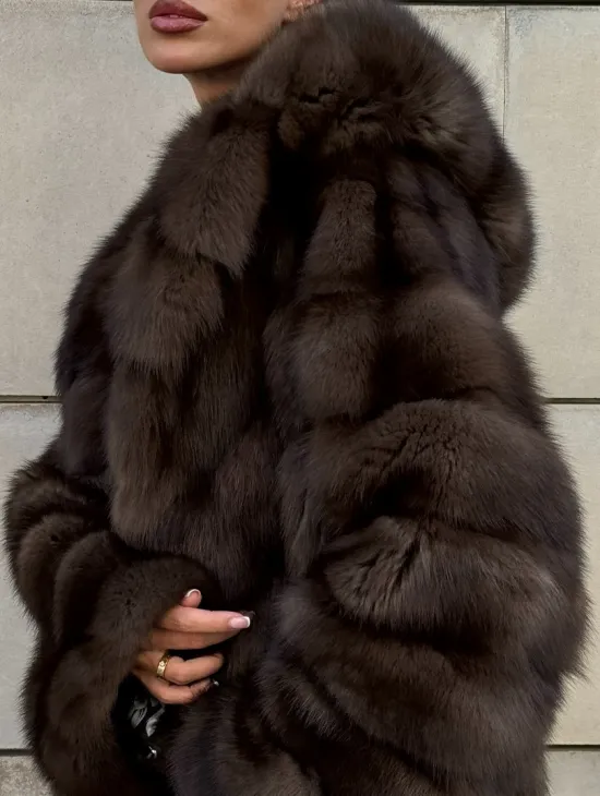 Удлиненная шуба из меха куницы с капюшоном - фото 1