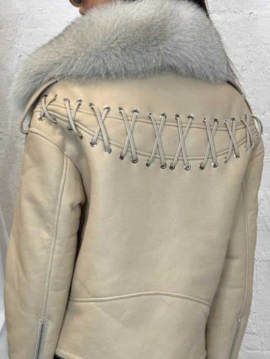 Дубленка из натуральной овчины со шнуровкой на спине и воротником из меха песца - фото 6