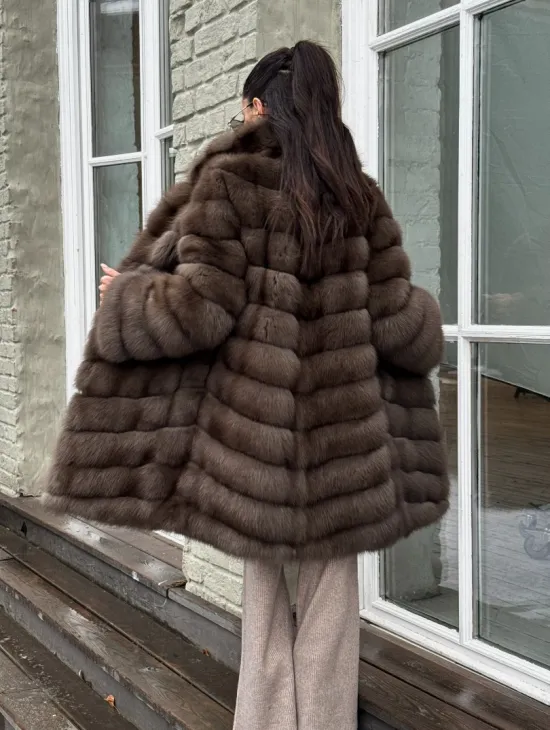 Шуба из меха куницы средней длины цвет темный соболь - фото 5