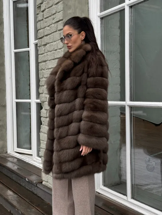 Шуба из меха куницы средней длины цвет темный соболь - фото 8