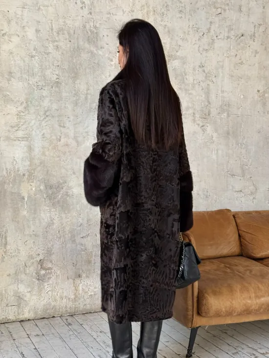 Женская шуба из натурального меха каракульчи с отделкой из норки - фото 4