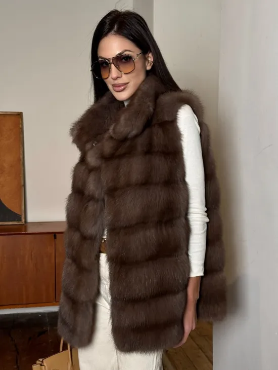 Жилет из меха куницы в цвете Truffle стойка воротник - фото 0