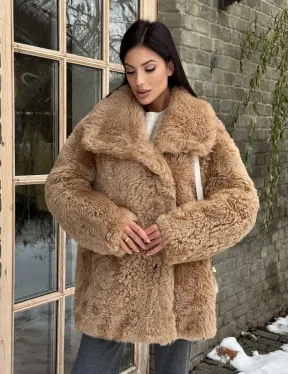 Шуба - дубленка из овчины в бежевом цвете - фото 11