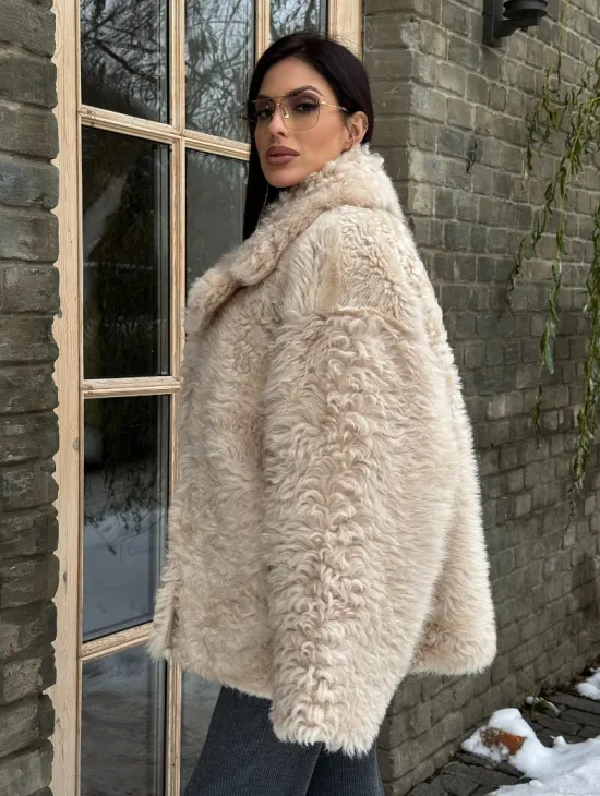 Светлая короткая шуба из испанской овчины - фото 7