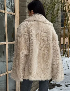 Светлая короткая шуба из испанской овчины - фото 4