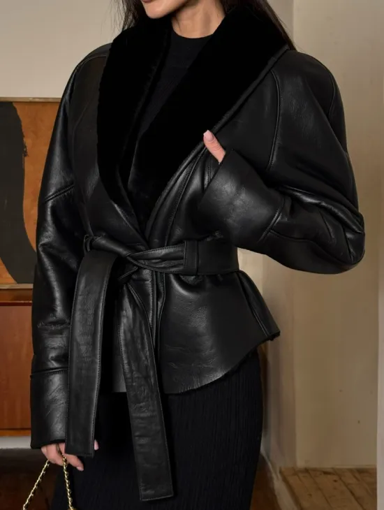 Зимняя женская короткая куртка на запах с поясом из натуральной овчины - фото 2