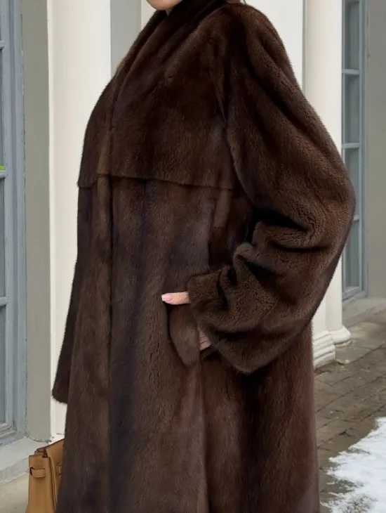 Цельнокроенная норковая шуба из североамериканской норки соболиного оттенка - фото 1