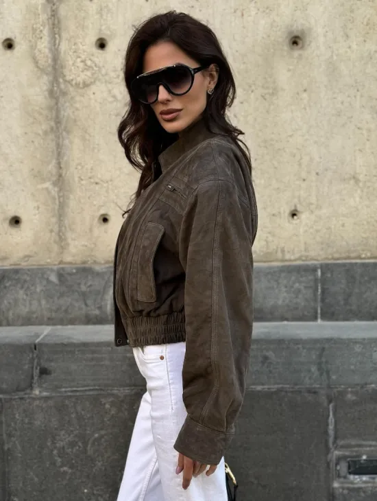 Модная винтажная универсальная укороченная куртка-бомбер из натуральной кожи (замши) - фото 4