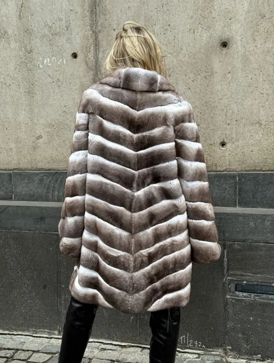 Женская серая шуба из элитного шиншиллового кролика (рекса) с английским воротником - фото 13