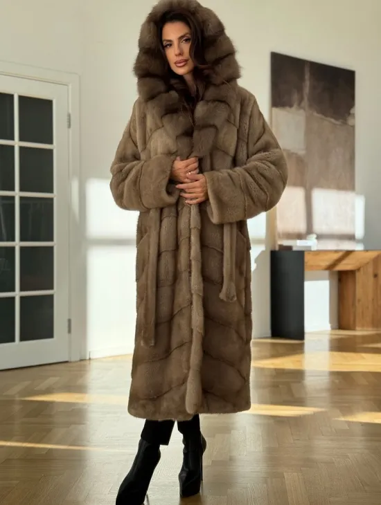 Бежевая норковая шуба с капюшоном куница - фото 4