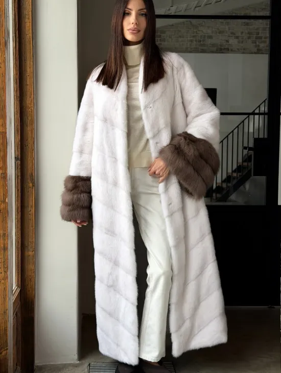 Белая норковая шуба с манжетами из меха куницы - фото 6