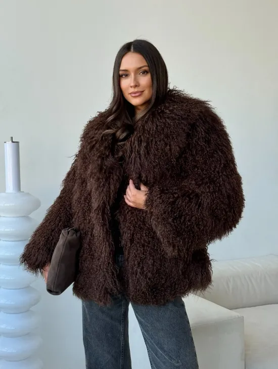 Коричневая шуба из ламы - фото 11