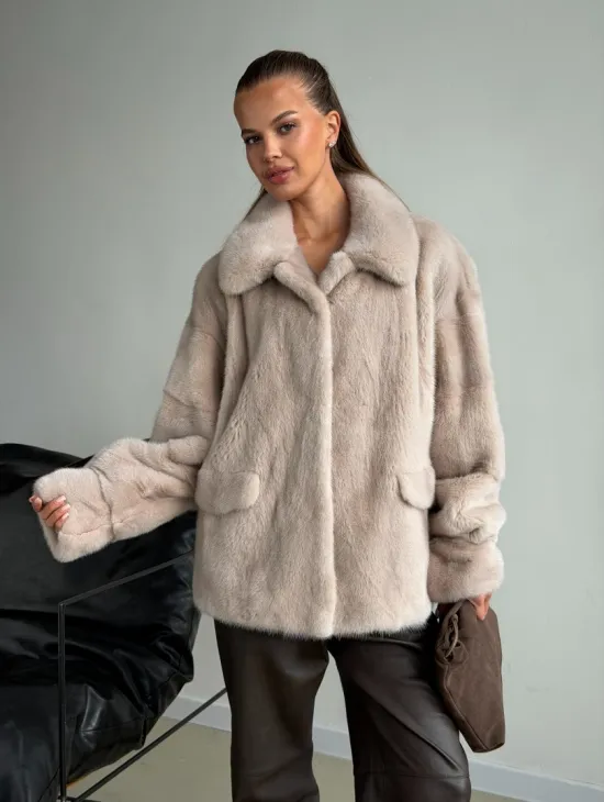 Короткая норковая шуба в цвете нюд - фото 6