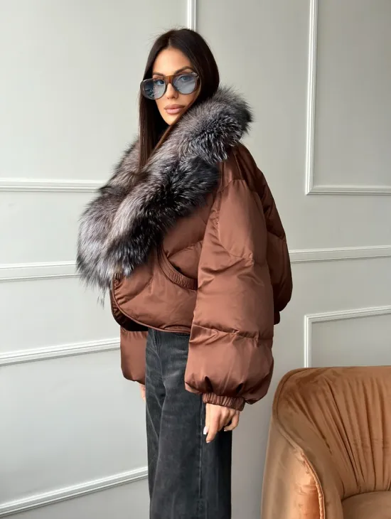 Короткий пуховик с мехом чернобурки - фото 5