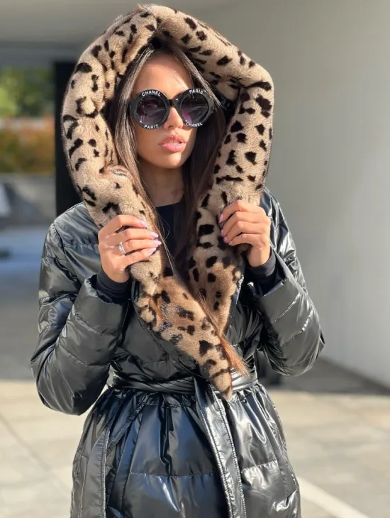 Пуховик с отделкой из меха аукционной норки в анималистическом стиле - фото 0