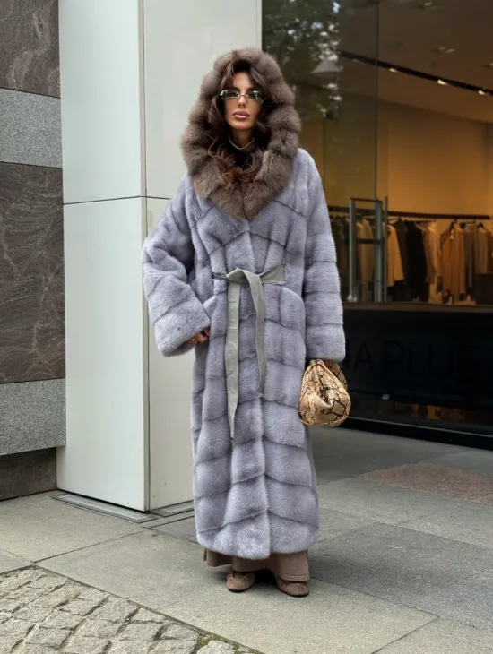 Голубая норковая шуба с капюшоном из меха куницы - фото 9